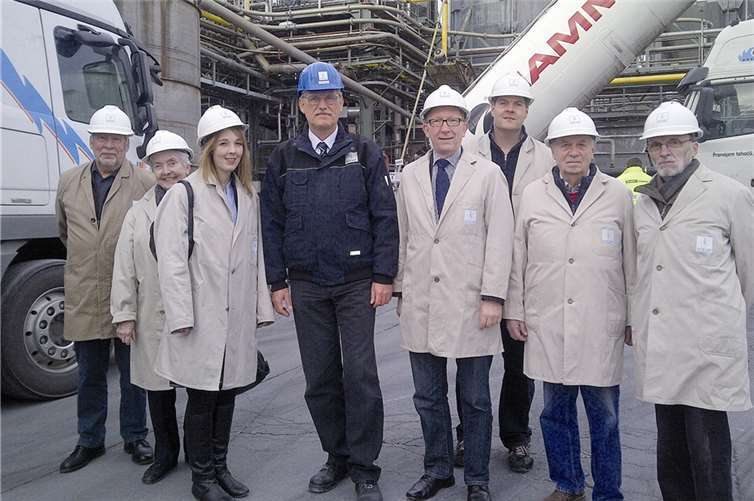 Vertreter der CDU Bad Hönningen, mit ihrem Vorsitzenden Karl-Wilhelm Castor (r.), Solvay-Betriebsleiter Uwe Klee (M.), dem CDU-Bundestagsabgeordneten Erwin Rüddel (4.v.r.) und der Landtagsabgeordneten Ellen Demuth (3.v.l.).  privat