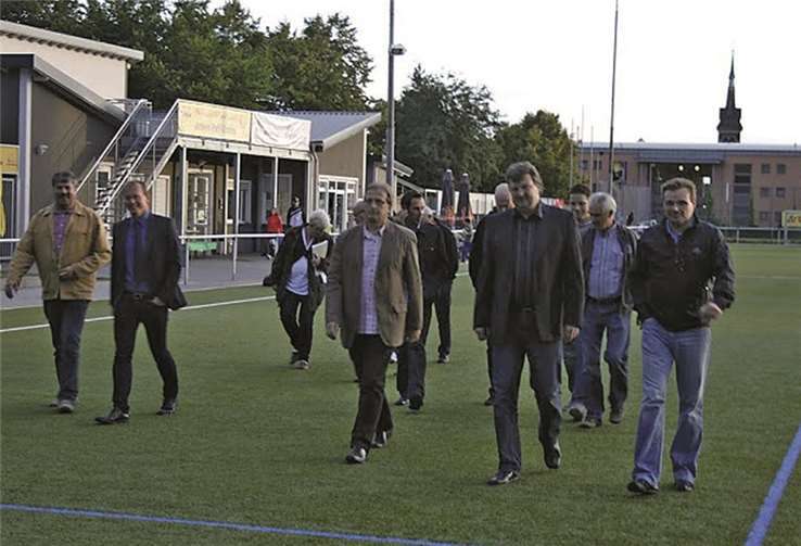 Vertreter der CDU-Fraktion und des Vorstandes der SG Eintracht Mendig/Bell bei der Lagebesprechung auf der modernen Sportanlage. privat