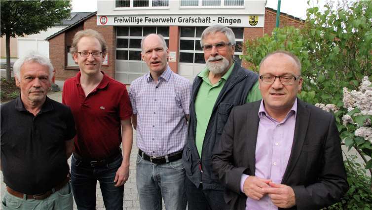 Vertreter der CDU-Grafschaft informierten sich bei Gemeindewehrleiter Achim Klein über die Notwendigkeit der Anschaffung eines neuen Hubrettungsfahrzeug für die Grafschafter Feuerwehr (v. l.): Klaus Huse, Johannes Jung, Achim Klein, Günther Armbruster, Michael Schneider.  privat