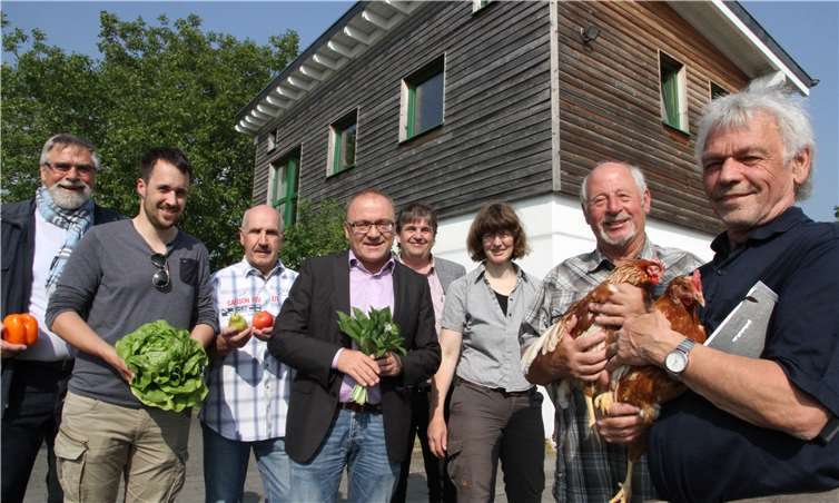 Vertreter der CDU-Grafschaft mit Michael Schneider (4.v.l.), Klaus Huse (r.) auf dem Karlshof bei Margret Nelles-Lawnik (3.v.r.).privat