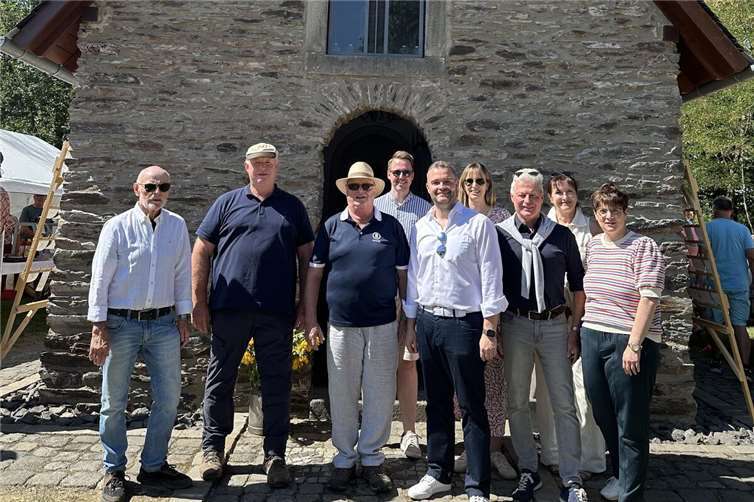 Vertreter der CDU Maifeld um Torsten Welling MdL (3. von rechts) gemeinsam mit (von links) Arnold Klinkner, Lothar Stein und Karl-Heinz Fink von der Interessengemeinschaft „Allebrauns Kapellchen“.  Foto: privat