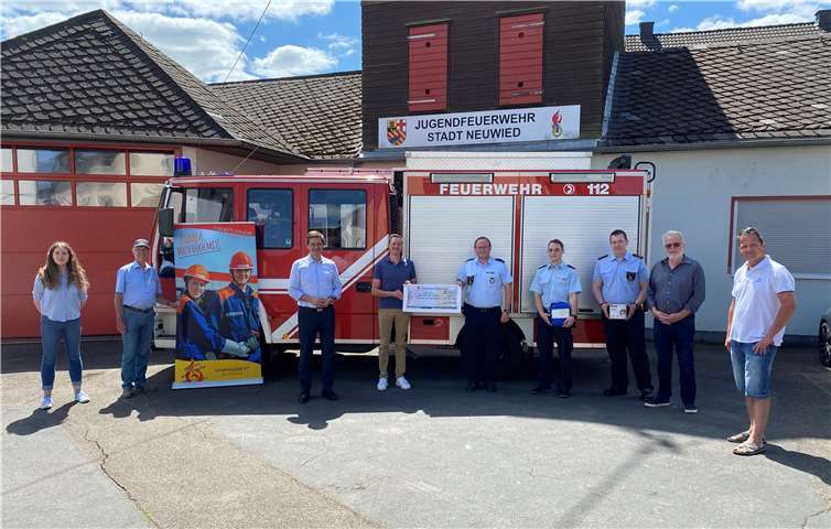 Vertreter der CDU Oberbieber mit Jörg Röder und Christian Baldauf übergeben die Spende an die Jugendfeuerwehr Neuwied.Foto: CDU