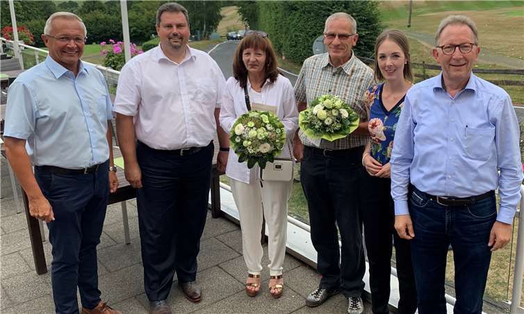 Vertreter der CDU gralutierten den Gewinnern: (v.li.n.re.) Landrat Achim Hallerbach, Fraktionsvorsitzender Michael Christ, Susanne Gegautzki (Platz eins), Karl-Heinz Jäckel (Platz zwei), MdL Ellen Demuth und MdB Erwin Rüddel. Foto: privat