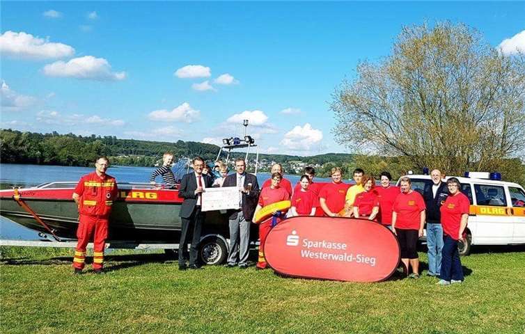 Vertreter der DLRG-Ortsgruppen im Geschäftsbereich der Sparkasse Westerwald-Sieg, vorne 2. v.l.: Dr. Andreas Reingen, Vorstandsvorsitzender der Sparkasse Westerwald-Sieg, vorne 3. v.l.: Henner Mattheus, Bezirksleiter DLRG Westerwald-Taunus e.V. Sparkasse Westerwald-Sieg