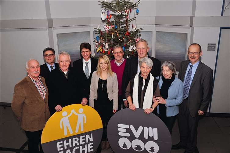 Vertreter der Energieversorgung Mittelrhein (EVM) hatten gemeinsam mit Wolfgang Kroeger, Bürgermeister der Stadt Sinzig, eine Spende in Höhe von 1.500 Euro für die weitere Arbeit der Rundwegler im Gepäck.RÜ