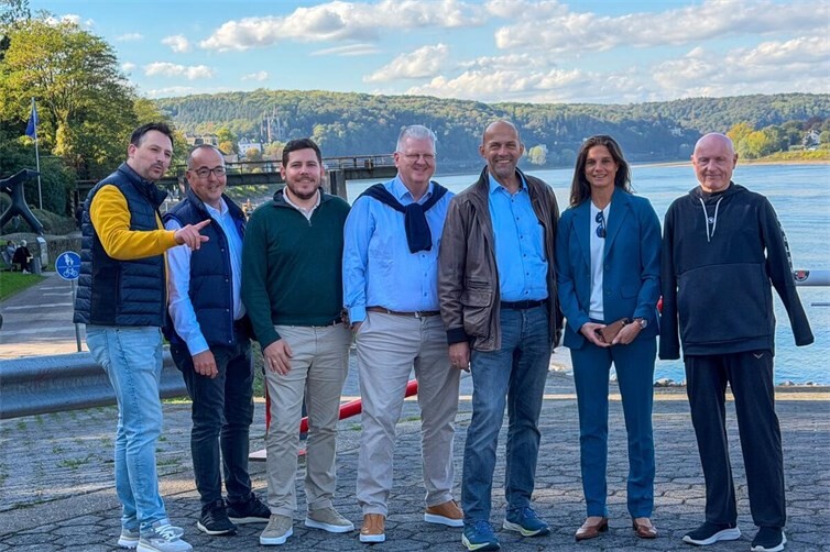Vertreter der FDP-Kreisvorstände Ahrweiler und Neuwied trafen sich an den historischen Brückentürmen der ehemaligen Remagener Rheinbrücke, heute Friedensmuseum. Im Mittelpunkt stand die künftig engere Zusammenarbeit über den Rhein hinweg und die Forderung nach leistungsfähigen Verkehrsverbindungen zwischen den beiden Landkreisen. Von links: Martin Thormann, Simon Rehm, Thomas Zeitz, Tobias Kador, Alexander Buda, Christina Steinhausen, Ulrich van Bebber.