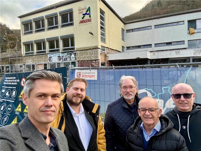 Vertreter der FDP vor der Baustelle von Grundschule, Dreifachturnhalle und Lehrschwimmbecken.  Foto: privat