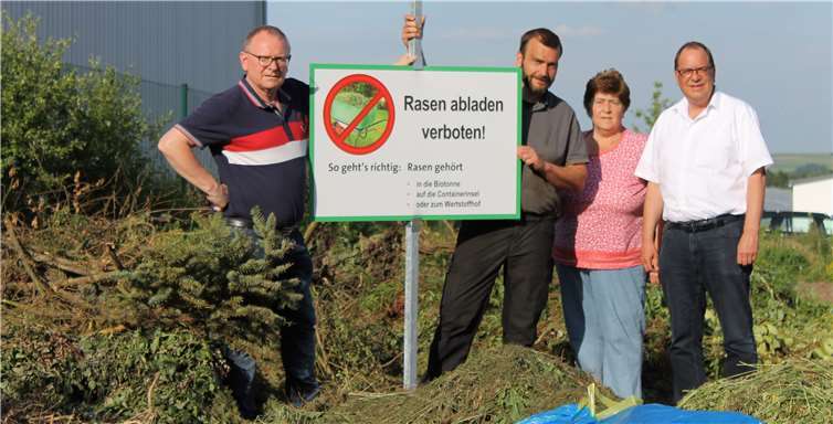 Vertreter der FWG-Polch/FWG-Maifeld: Frank Breitbach, Markus Zimmermann, Christel Zimmermann, Frank Gäb bei der Besichtigung des Grünschnittplatzes in Polch.privat