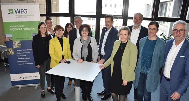 Vertreter der Fachkräfte-Allianz beteiligten sich auf Einladung der Wirtschaftsförderungsgesellschaft mit Henning Schröder (rechts) an einer Pressekonferenz. Foto: HEP