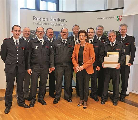 Vertreter der Feuerwehr und Hilfsorganisationen aus dem Rhein-Sieg-Kreis sowie Kreisbrandmeister Dirk Engstenberg (rechts, hintere Reihe) gemeinsam mit Innenminister Ralf Jäger und Regierungspräsidentin Gisela Walsken (beide Mitte) bei der Ehrung in Köln. privat