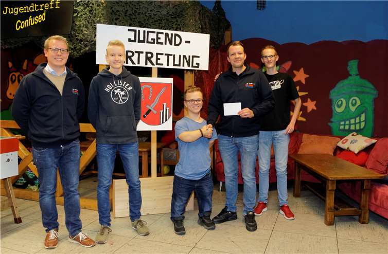 Vertreter der Freiwilligen Feuerwehr Vettelschoß bei der Spendenübergabe an die Vertreter der Jugendvertretung Vettelschoß. privat