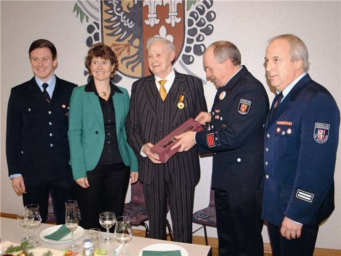 Vertreter der Freiwilligen Feuerwehr bei der Gratulation.