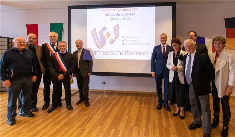 Vertreter der Gemeinden und Partnerschaftsvereine und Dr. Norbert Röttgen (5.v.r.) als Vorsitzender des auswärtigen Ausschusses stehen gemeinsam für die trinationale Freundschaft.Fotos: CEW