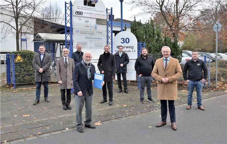 Vertreter der Gesellschafter des Technologiezentrums für Oberflächentechnik Rheinbreitbach GmbH (TZO) und die Geschäftsführung der Bluhm-Weber-Gruppe trafen sich, um den Verkauf der Immobilien des TZO an die Bluhm-Weber-Gruppe zu besiegeln. V.l.n.r.: Roland Thelen, Ortsbürgermeister Rheinbreitbach, Dr. Herman-Josef Richard, Vorstandsvorsitzender Sparkasse Neuwied, Karsten Fehr, Verbandsgemeindebürgermeister Unkel, Eckhard Bluhm, Geschäftsführer der Bluhm-Weber-Group, Peter Pesch, Geschäftsführer TZO GmbH, Harald Schmillen, Geschäftsführer der WFG GmbH, Andreas Bluhm, Bluhm-Weber-Group, Achim Hallerbach, Landrat des Kreises Neuwied, Carsten Bluhm, Bluhm-Weber-Group.Quelle: Kreisverwaltung Neuwied