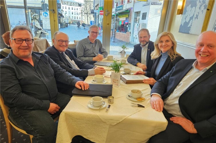 Vertreter der Initiative „Jetzt reden WIR – Ortsgemeinden stehen auf!“ beim Gespräch mit Herrn Staatsminister Dr. Michael Meister (Mitte links).