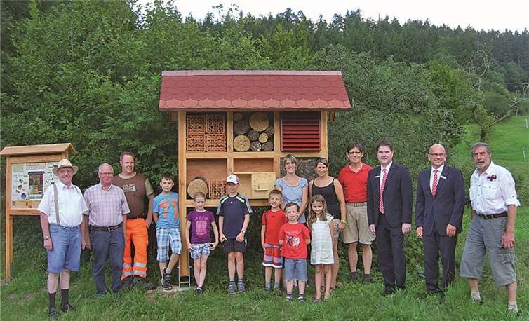 Vertreter der KSK Ahrweiler, Mitglieder des Streuobstvereins und die Kinder und Betreuerinnen der BGS Antweiler vor dem Insektenhotel.privat