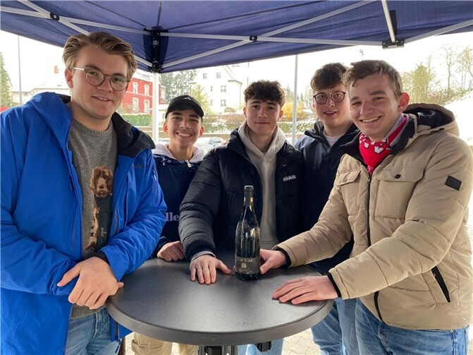 Vertreter der Kolpingjugend Altenahr und Dernau verkaufen als „Botschafter des Ahrtals“ Ahr-Weine in Illingen (Saarland).  Foto: privat