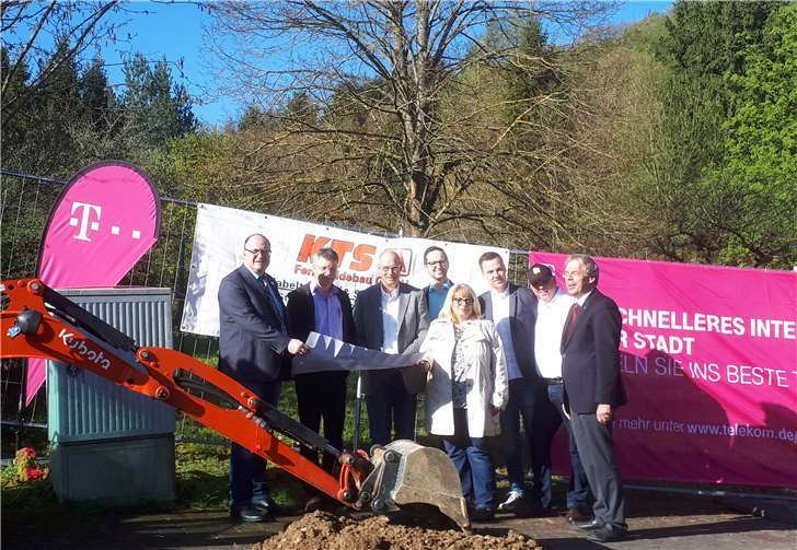 Vertreter der Kommune und der Telekom trafen sich in Quiddelbach für den symbolischen Spatenstich des Bauprojektes. privat