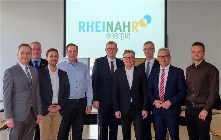 Vertreter der Kommunen besiegelten die Partnerschaft und unterzeichneten die Verträge zur Beteiligung an der Rhein-Ahr-Energie im Beisein der beiden evm-Vorstandsmitglieder Josef Rönz (2. von rechts) und Bernd Wieczorek 4. von rechts).Foto: Frank Homann/evm