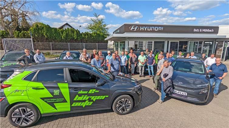 Vertreter der Kommunen, der Verwaltungen und die Kümmerer nahmen die neuen E-Autos in Empfang.  Foto: Kreisverwaltung Mayen-Koblenz