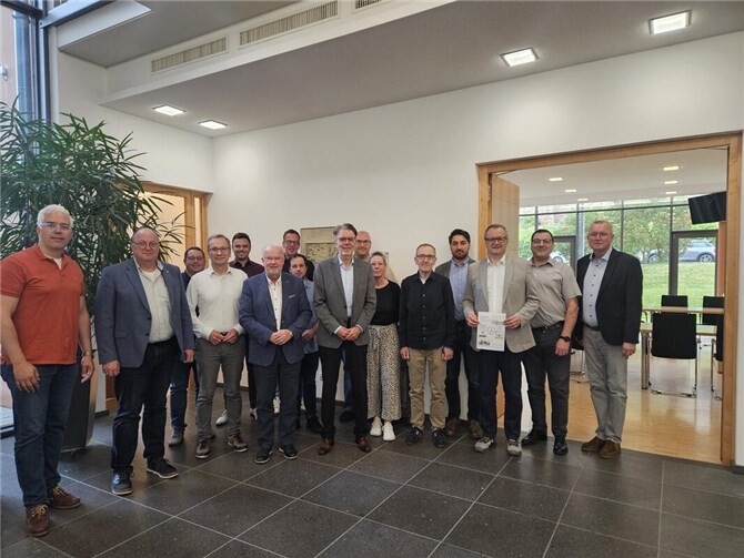 Vertreter der Kommunen des Kreises Ahrweiler, der inframeta eG sowie weiterer Fachinstitutionen kamen im Rathaus der Gemeinde Grafschaft zusammen, um sich über das kommunale Frühwarnsystem AhrSure und dessen Einsatzmöglichkeiten in der Starkregen- und Hochwasservorsorge auszutauschen.  Foto: Gemeinde Grafschaft