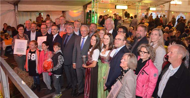 Vertreter der Kommunen, des Landkreises, der Sparkasse, Gäste und Ehrengästesowie interessierte Bürger nach der Ehrung und Übergabe der Urkundenund Preise in Linkenbach. Fotos: Kreisverwaltung
