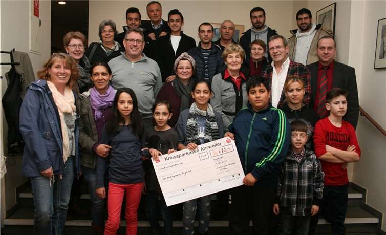 Vertreter der Künstlergilde Brohltal und des Fördervereins zur Wiederherstellung und Erhaltung der Propsteikirche Buchholz überreichten Gemeindereferentin Mo-nique Scheer die großzügige Spende, worüber sich auch Bürgermeister Johannes Bell und die Teilnehmer des Sprachkurses für Flüchtlinge in Burgbrohl freuten. Foto: WK