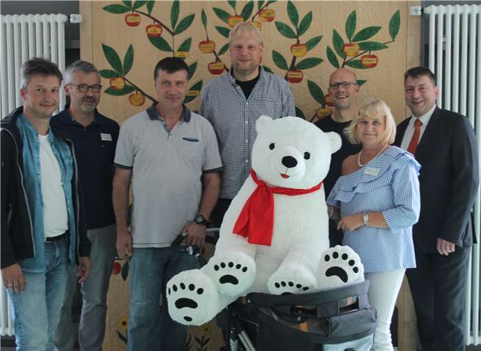 Vertreter der Lehrerband mit Chefarzt Dr. Michael Ehlen (2.v.li.) und den Sonnenschein-Vorsitzenden Ulrike Börder-Sauerbrei und Dr. Marc Bohr (re.).Privat