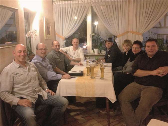 Vertreter der Leubsdorfer Karnevalsvereine v.l.. Peter Schneider, Alfons Schriek, Thomas Stümper, Stefan Haardt, Stefan Wiemer, Nadine Jungblut, Conny Lohmann und Andre van den Hurk. privat