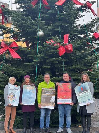 Das ganze Jahr ist MayenZeit Vertreter der MY-Gemeinschaft und Brückengemeinschaft sowie das Team der Stadtverwaltung mit einer kleinen Auswahl der zahlreichen Veranstaltungen in Mayen. Foto: Anna-Lena Bax/ Stadtverwaltung Mayen