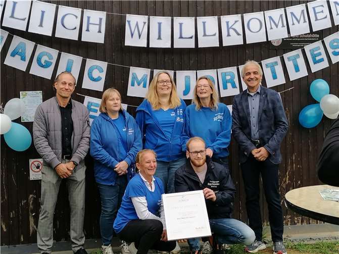 Vertreter der Magic Majorettes mit Ralph Schulze (l.) und Hans-Werner Adams (r.).  Foto: privat