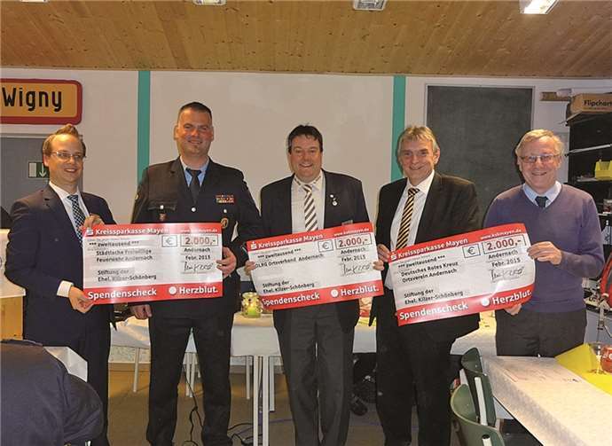 Vertreter der Organisationen und der Stadt Andernach bei der Scheckübergabe. privat