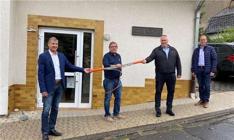 Vertreter der Orts- und Verbandsgemeinde freuen sich auf den bevorstehenden Breitbandausbau in Oberlützingen (v. l.): Michael Dötsch (Kommunalbetreuer bei innogy Westenergie), Udo Rindsfüßer (Beigeordneter der Ortsgemeinde Burgbrohl), Walter Schneider (Ortsbürgermeister von Burgbrohl) und Peter Engels (Wirtschaftsförderer der Verbandsgemeinde Brohltal).Foto: westnetz