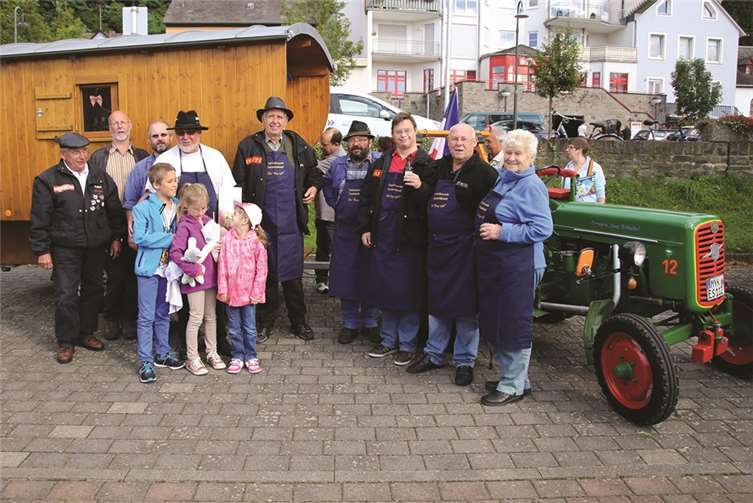 Vertreter der Ortsgemeinde, Freunde und Verwandte hießen den Traktorpilger willkommen. EP