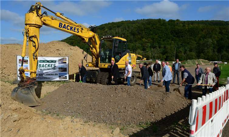 Vertreter der Ortsgemeinde, Verbandsgemeinde und ausführenden Baufirmen und Dienstleister beim ersten Spatenstich im Neubaugebiet „Auf dem Auel“ in Insul. Foto: CF