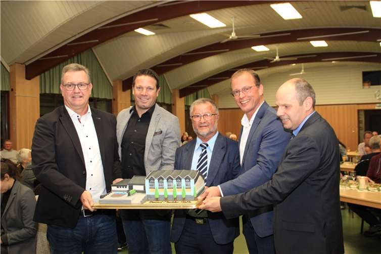 Vertreter der Politik mit dem Modell der umbenannten Gemeindehalle in Bell. Fotos: privat
