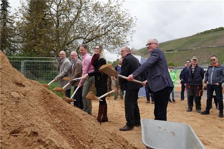 Vertreter der Politik und der Deutschen Bahn sorgten mit dem offiziellen Spatenstich für den Beginn der Bauarbeiten für den neuen Bahnhaltepunkt in Lohrsdorf, der Ende 2025 fertiggestellt sein soll.  Foto: DU
