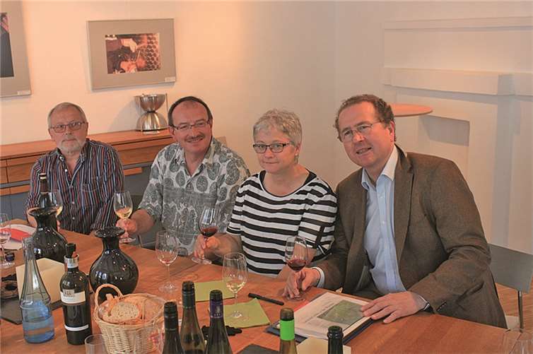 Vertreter der Razejunge, Dr. Karl Graf zu Eltz und Martina Kröber bei der Vorabverkostung.privat