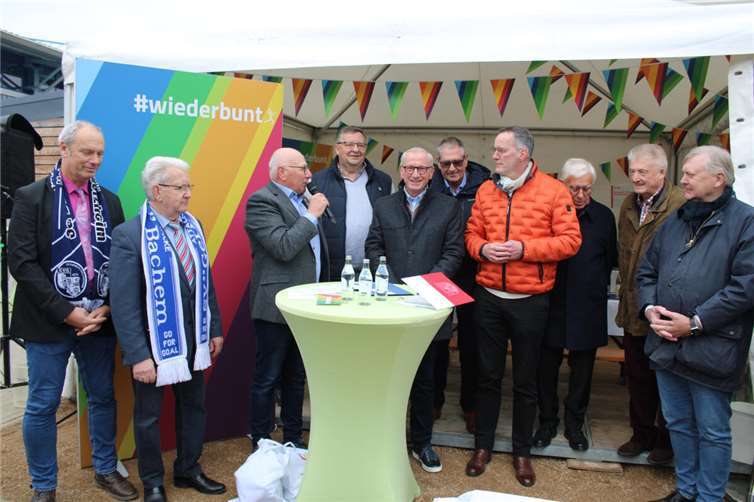Vertreter der SG Bachem/Walporzheim mit Bürgermeister Guido Orthen und Innenminister Michael Ebling.