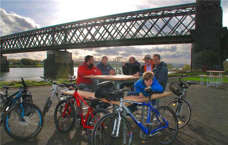 Vertreter der SPD Engers machten sich vor Ort ein Bild von der aktuellen Radwegsituation. Foto: privat