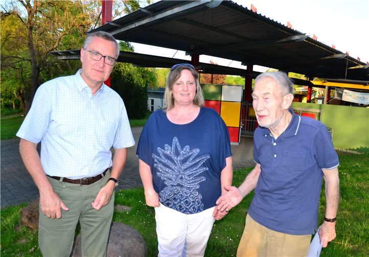 Vertreter der SPD-Fraktion mit dem Vorsitzenden Bernd Schemmer (links) besuchten zum Saisonstart das Freizeitbad auf dem Mallendarer Berg. privat