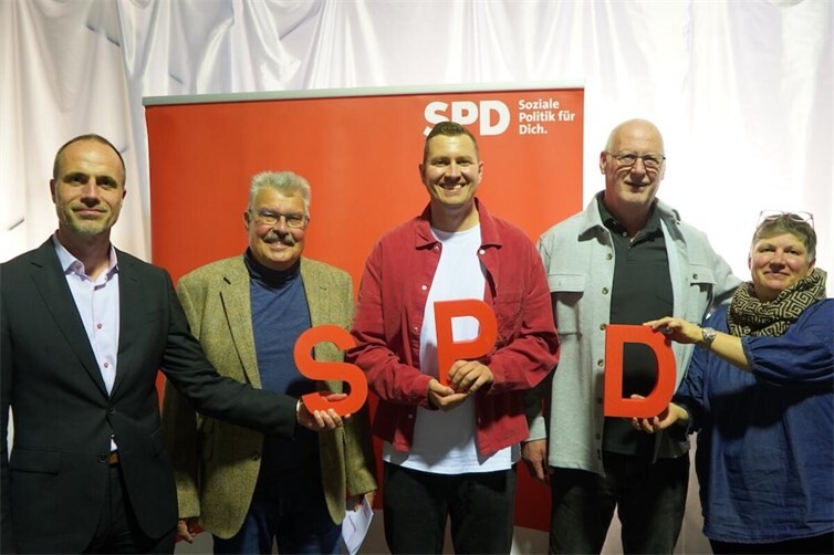 Vertreter der SPD Mendig mit Clemens Hoch (l) beim Kreisparteitag in Mayen