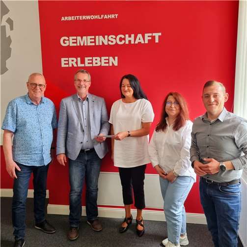 „Vertreter der SPD-Stadtratsfraktion Neuwied bei der Übergabe der Spende an die AWO: v.l. Stellvertretender Fraktionsvorsitzender Fredi Winter, Fraktionsvorsitzender Sven Lefkowitz, AWO-Vorstandsvorsitzende Anja Jung, AWO-Koordinatorin für Kinder und Jugendarbeit Lana Günther sowie Fraktionsgeschäftsführer Janick Helmut Schmitz“. Quelle: SPD Neuwied