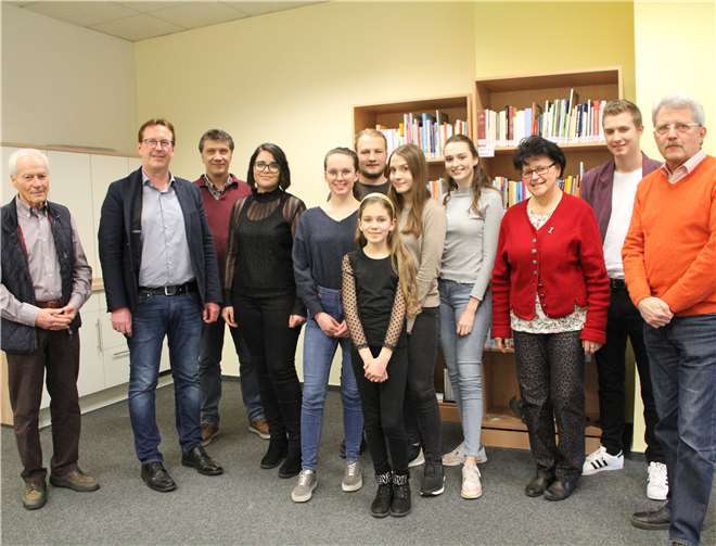 Vertreter der Schulgemeinschaft der Integrierten Gesamtschule Johanna Löwenherz kamen mit den Vorstandsmitgliedern des Hospizvereins, Horst Roth (links), Dr. Ingrid Stollhof (3. von rechts) und Hans-Peter Knossalla (rechts) bei der Spendenübergabe ins Gespräch. Foto: Hospizverein