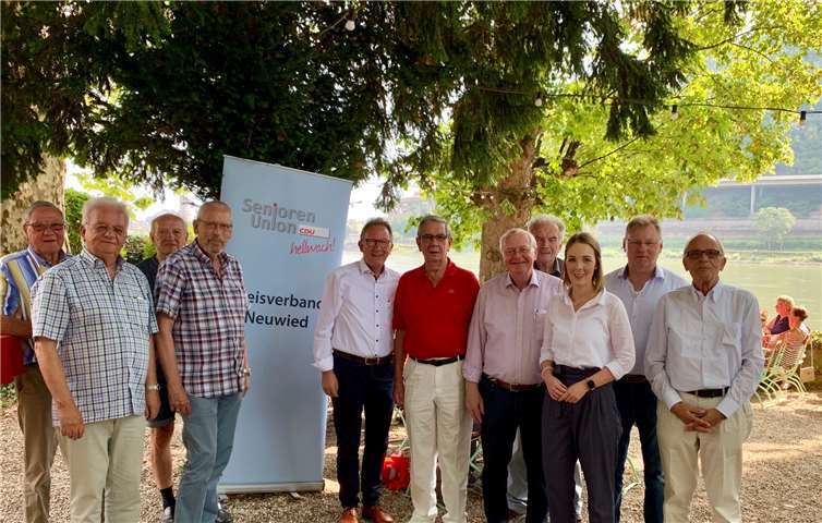 Vertreter der Senioren Union Neuwied begrüßten Ellen Demuth bei ihrem Sommerfest.Foto: privat