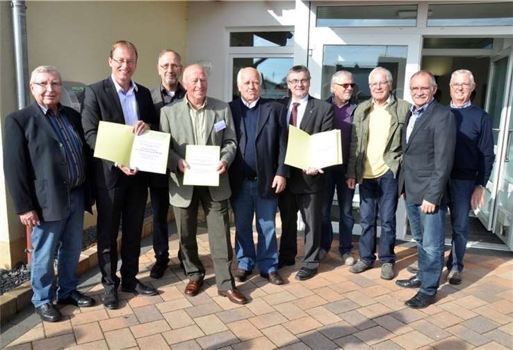 Vertreter der Seniorenwerkstatt Thür, des DRK Ortsverbands Mendig und der Seniorenarbeit der Verbandsgemeinde Mendig freuten sich gemeinsam mit Landrat Dr. Alexander Saftig, Verbandsgemeindebürgermeister Jörg Lempertz und Mitglied des Kreistags Ernst Einig über die verdienten Auszeichnungen. privat