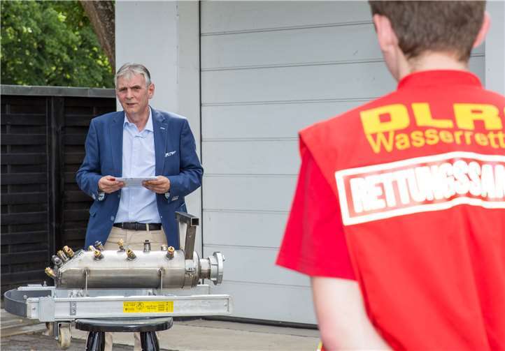 Vertreter der Stadt: Andernachs Bürgermeister Claus Peitz ließ es sich nicht nehmen, Jan Heinemann zu seinem Löschigel und dem Erfolg beim Bundeswettbewerb Jugend forscht zu gratulieren.