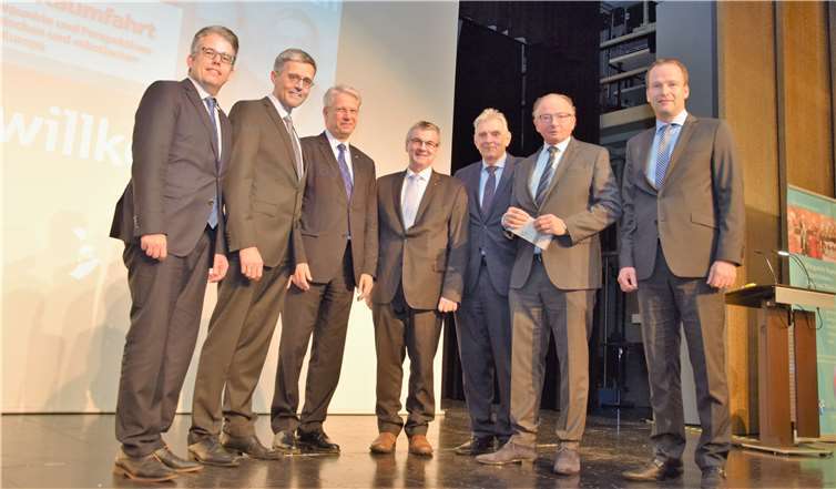 Vertreter der Stadt und der Kreissparkasse Mayen freuten sich mit dem Astronauten Thomas Reiter (3.v.l.) einen prominenten Gast in Andernach begrüßen zu dürfen.UBU