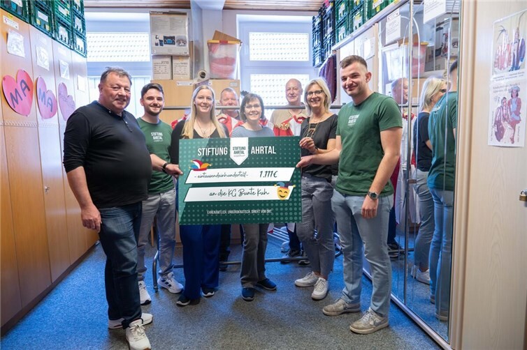Vertreter der Stiftung Ahrtal und Mitglieder der KG „Bunte Kuh“ Walporzheim bei der Spendenübergabe für neue Funkenkostüme zur Stärkung der Jugendarbeit.