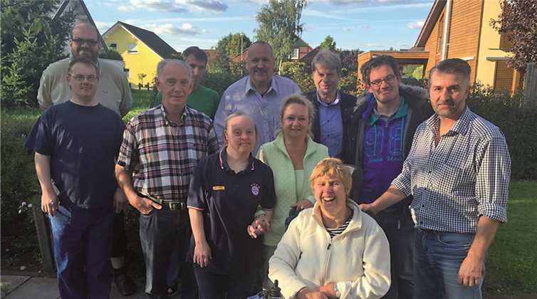 Swisttaler Sportvereine unterstützen „Lebenshilfe“ Vertreter der Swisttaler Sportvereine und der Lebenshilfe Bonn mit Bewohnern des Ingeborg-Krieger-Hauses in Heimerzheim.privat
